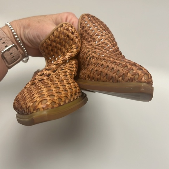 Sbicca Vintage Collection Woven Tan leather Women's mules size 8 preowned - Picture 6 of 8